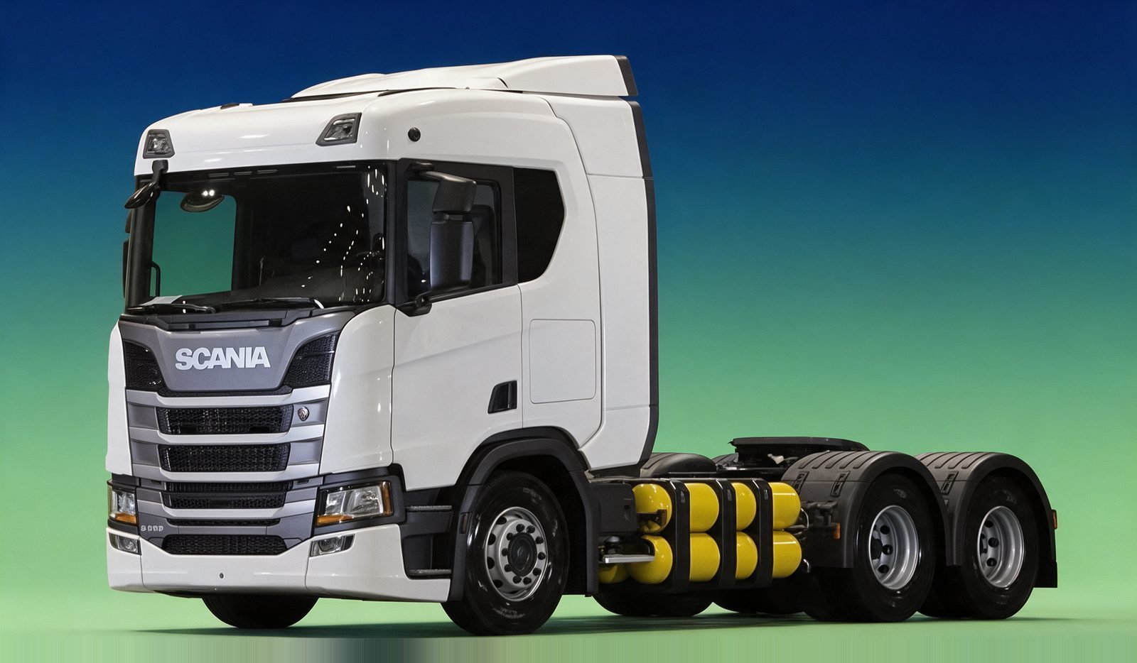 Scania R 410 A6x2 CNG en vista tres cuartos delantera: tractocamión 6x2 de cabina blanca con los cilindros amarillos de gas natural comprimido montados bajo el chasis, detrás de la cabina.